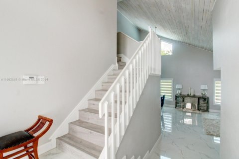 Villa ou maison à vendre à Miami, Floride: 4 chambres, 302.49 m2 № 1370799 - photo 9