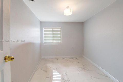 Casa en venta en Miami, Florida, 4 dormitorios, 302.49 m2 № 1370799 - foto 15