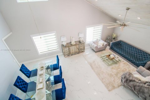 Villa ou maison à vendre à Miami, Floride: 4 chambres, 302.49 m2 № 1370799 - photo 2