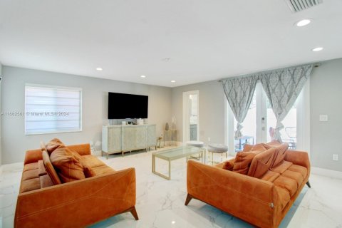 Casa en venta en Miami, Florida, 4 dormitorios, 302.49 m2 № 1370799 - foto 5