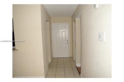 Copropriété à vendre à Hialeah, Floride: 2 chambres, 103.96 m2 № 741344 - photo 10