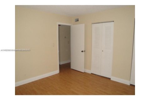 Condominio en venta en Hialeah, Florida, 2 dormitorios, 103.96 m2 № 741344 - foto 7