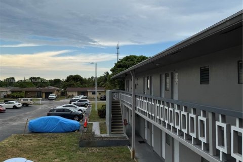 Condo in Miramar, Florida, 1 bedroom  № 1185083 - photo 17