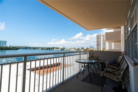 Condominio en venta en Sunny Isles Beach, Florida, 2 dormitorios, 118.45 m2 № 1187527 - foto 24