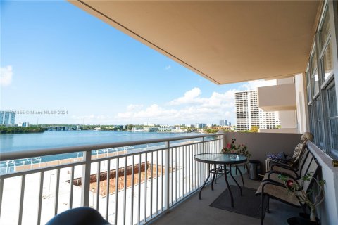 Condominio en venta en Sunny Isles Beach, Florida, 2 dormitorios, 118.45 m2 № 1187527 - foto 23