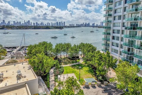 Condo in Miami Beach, Florida, 2 bedrooms  № 1210311 - photo 1