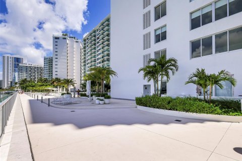 Condo in Miami Beach, Florida, 2 bedrooms  № 1210311 - photo 18