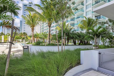 Condo in Miami Beach, Florida, 2 bedrooms  № 1210311 - photo 17