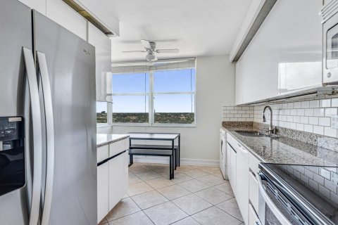 Condo in Lauderdale-by-the-Sea, Florida, 2 bedrooms  № 856075 - photo 14