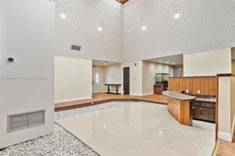 Villa ou maison à vendre à Miami, Floride: 6 chambres, 380.16 m2 № 1333062 - photo 14