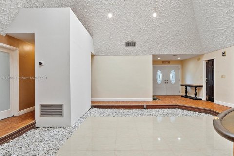 Villa ou maison à vendre à Miami, Floride: 6 chambres, 380.16 m2 № 1333062 - photo 19