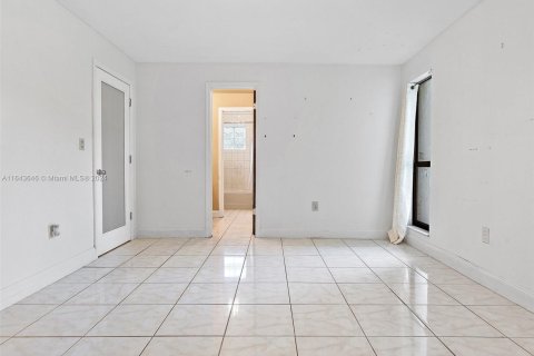 Villa ou maison à vendre à Miami, Floride: 6 chambres, 380.16 m2 № 1333062 - photo 30