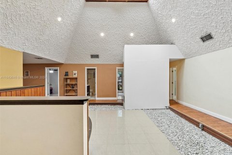 Villa ou maison à vendre à Miami, Floride: 6 chambres, 380.16 m2 № 1333062 - photo 15