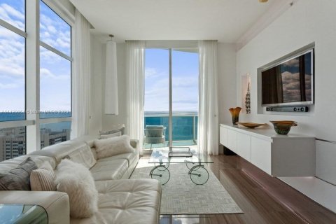 Condominio en venta en Hallandale Beach, Florida, 3 dormitorios, 190.45 m2 № 613948 - foto 9
