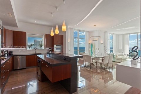 Condominio en venta en Hallandale Beach, Florida, 3 dormitorios, 190.45 m2 № 613948 - foto 15
