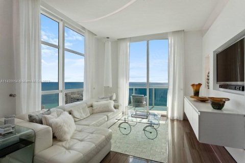 Condominio en venta en Hallandale Beach, Florida, 3 dormitorios, 190.45 m2 № 613948 - foto 10