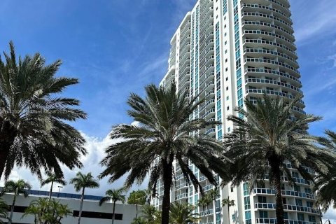 Condominio en venta en Hallandale Beach, Florida, 3 dormitorios, 190.45 m2 № 613948 - foto 4