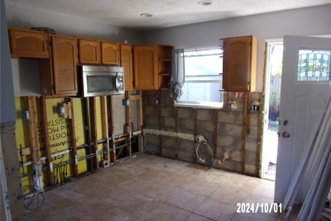 Commercial property in New Port Richey, Florida 4 bedrooms, 102.56 sq.m. № 1390359 - photo 3