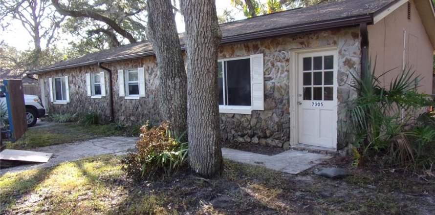 Commercial property in New Port Richey, Florida 4 bedrooms, 102.56 sq.m. № 1390359