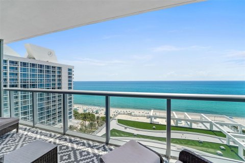 Condo in Miami Beach, Florida, 1 bedroom  № 862127 - photo 1