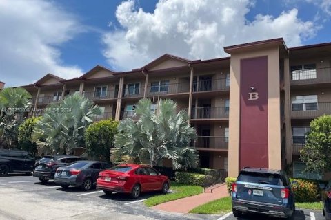 Condo in Pembroke Pines, Florida, 1 bedroom  № 1395833 - photo 1