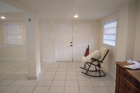 House in North Miami Beach, Florida 4 bedrooms, 128.76 sq.m. № 1330486 - photo 10