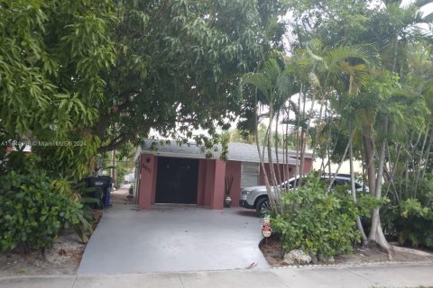 House in North Miami Beach, Florida 4 bedrooms, 128.76 sq.m. № 1330486 - photo 2