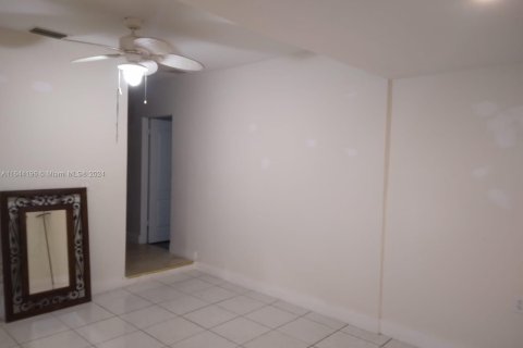 House in North Miami Beach, Florida 4 bedrooms, 128.76 sq.m. № 1330486 - photo 11