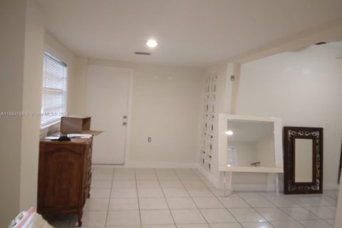 House in North Miami Beach, Florida 4 bedrooms, 128.76 sq.m. № 1330486 - photo 12