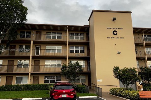 Condominio en venta en Pembroke Pines, Florida, 1 dormitorio, 75.34 m2 № 1410880 - foto 1