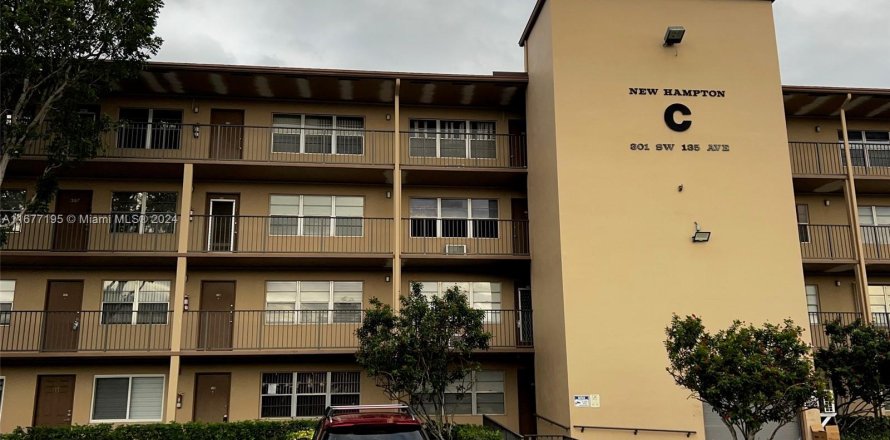 Condominio en Pembroke Pines, Florida, 1 dormitorio  № 1410880