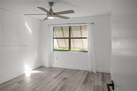 Condominio en venta en Hialeah, Florida, 2 dormitorios, 82.13 m2 № 1410834 - foto 11