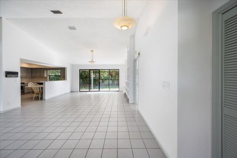 House in Wellington, Florida 3 bedrooms, 171.96 sq.m. № 1119892 - photo 23