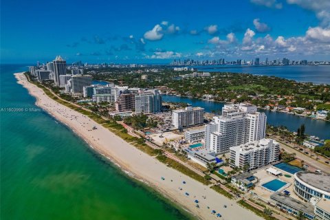 Condo in Miami Beach, Florida, 3 bedrooms  № 1224009 - photo 1