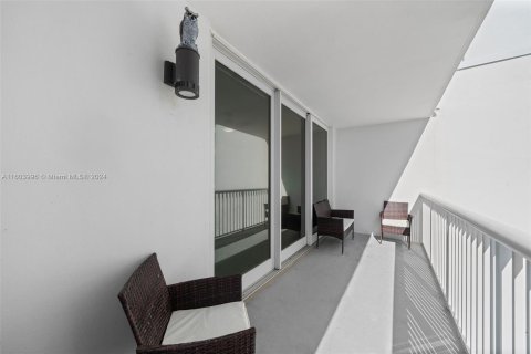 Condo in Miami Beach, Florida, 3 bedrooms  № 1224009 - photo 22