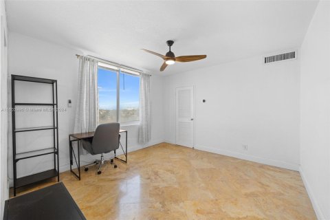 Condo in Miami Beach, Florida, 3 bedrooms  № 1224009 - photo 17