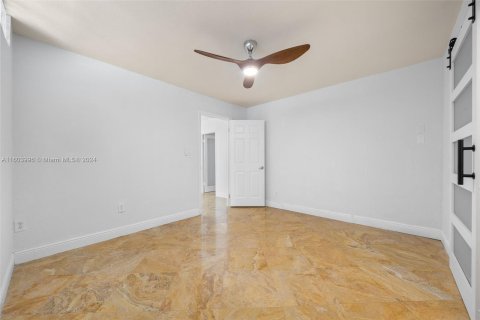 Condo in Miami Beach, Florida, 3 bedrooms  № 1224009 - photo 11