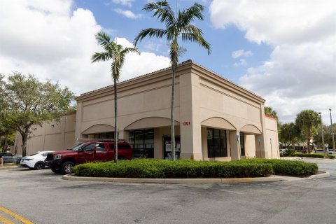 Immobilier commercial à vendre à Pembroke Pines, Floride № 837211 - photo 1