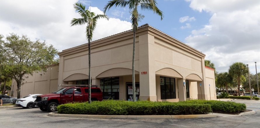 Commercial property in Pembroke Pines, Florida № 837211