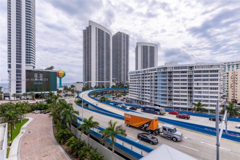 Condo in Hollywood, Florida, 2 bedrooms  № 1233120 - photo 19