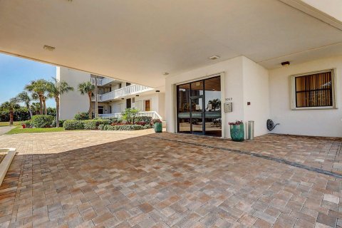 Condo in Hutchinson Island South, Florida, 2 bedrooms  № 957141 - photo 28