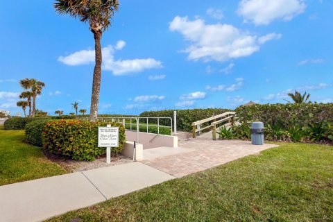 Condo in Hutchinson Island South, Florida, 2 bedrooms  № 957141 - photo 23