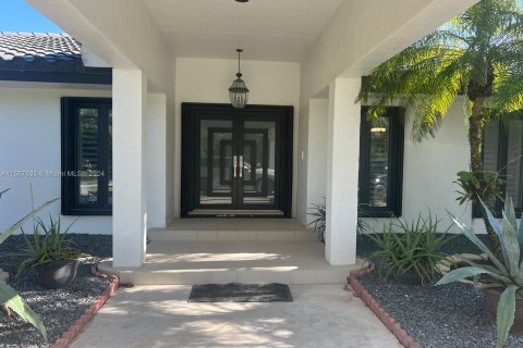 House in Miami, Florida 5 bedrooms, 513.1 sq.m. № 1119417 - photo 2