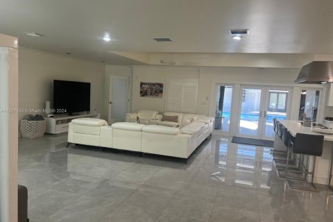 House in Miami, Florida 5 bedrooms, 513.1 sq.m. № 1119417 - photo 4