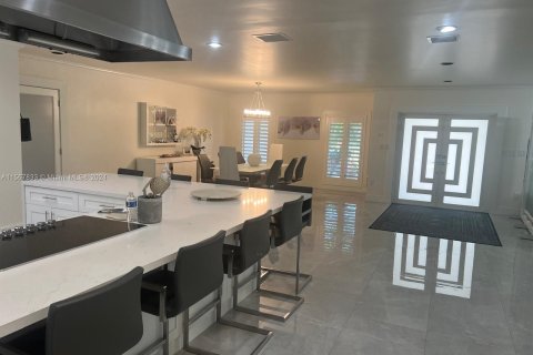 House in Miami, Florida 5 bedrooms, 513.1 sq.m. № 1119417 - photo 5