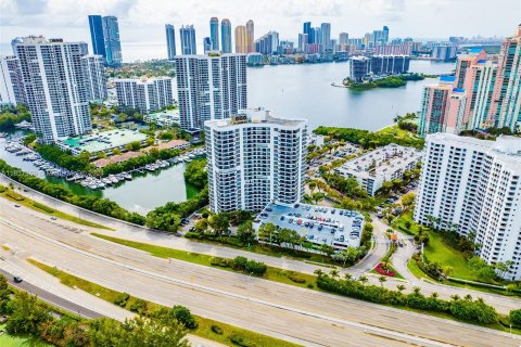 Condo in Aventura, Florida, 2 bedrooms  № 1309465 - photo 1