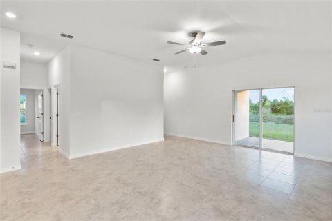 House in Lehigh Acres, Florida 4 bedrooms, 157.1 sq.m. № 1361440 - photo 9