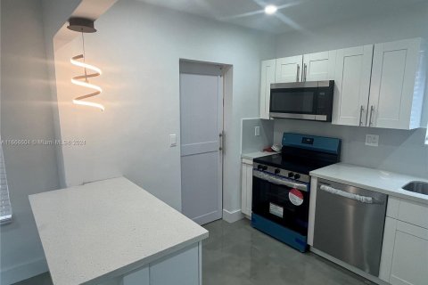 House in Hollywood, Florida 3 bedrooms, 138.89 sq.m. № 1380471 - photo 9