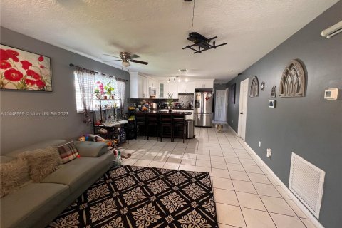 Casa en venta en Palm Springs, Florida, 4 dormitorios, 99.96 m2 № 711671 - foto 8