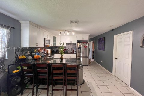 Villa ou maison à vendre à Palm Springs, Floride: 4 chambres, 99.96 m2 № 711671 - photo 9